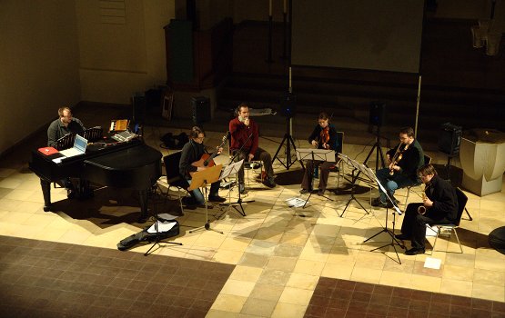 Das Ensemble für Neue Kammermusik an der Universität Dortmund bei Proben in der Melanchthonkirche Bochum (Bild © Ludwig Kaiser)